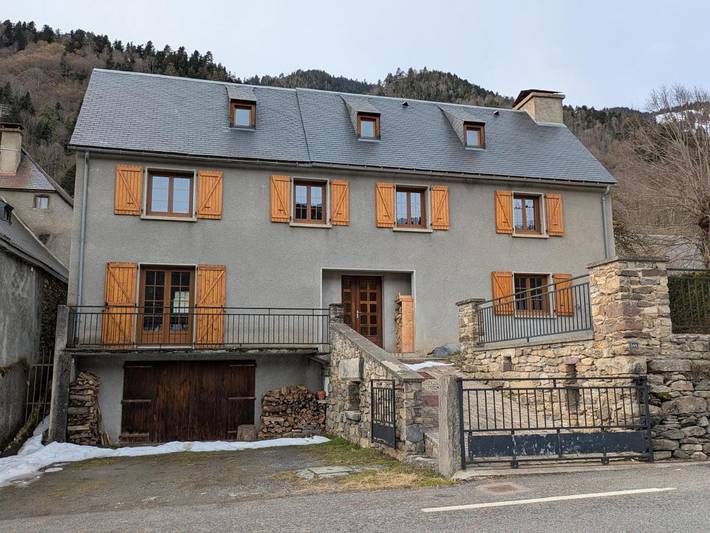 Location de vacances pour 8 personnes, avec terrasse ainsi que vue et jardin à Vielle-Louron