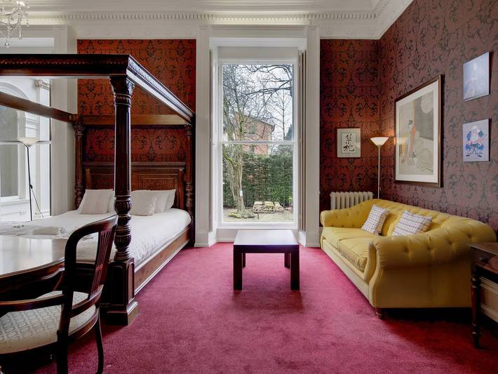 Glamping for 2 people, with garden in Manchester