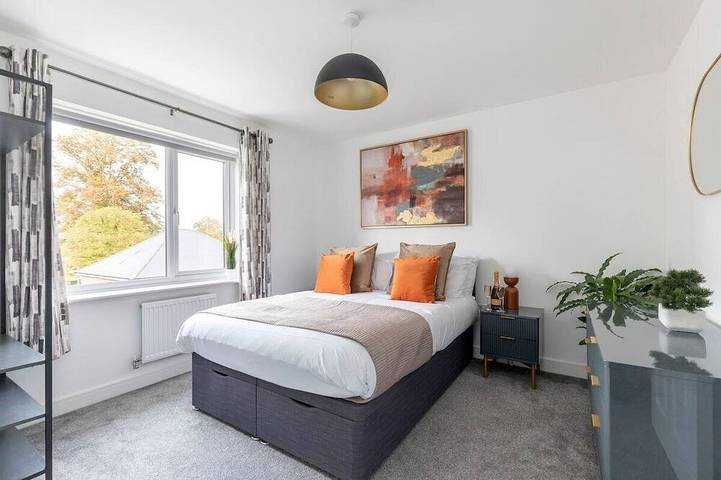 Moderne-Maison-Sdb privée avec douche-Vue sur Rue in Cheltenham, Gloucestershire