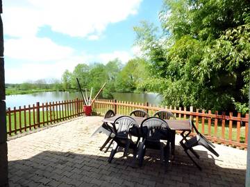 Gîte pour 8 personnes, avec vue sur le lac et terrasse ainsi que piscine et jardin dans Nièvre