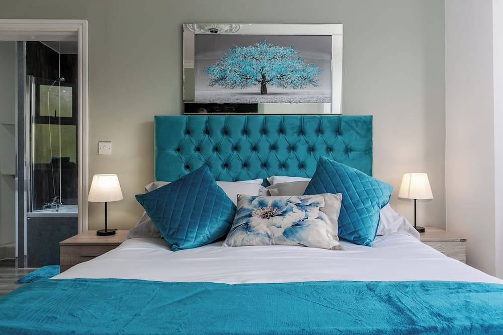 Victorian Villa: 6 En-Suites, Hot Tub, Cinema Room,  Private Parking & Park View in Liverpool, Merseyside
