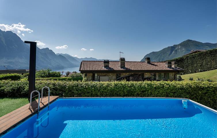 Rückzugsort am See mit Pool und Terrasse in Gemeinde Solto Collina, Iseosee