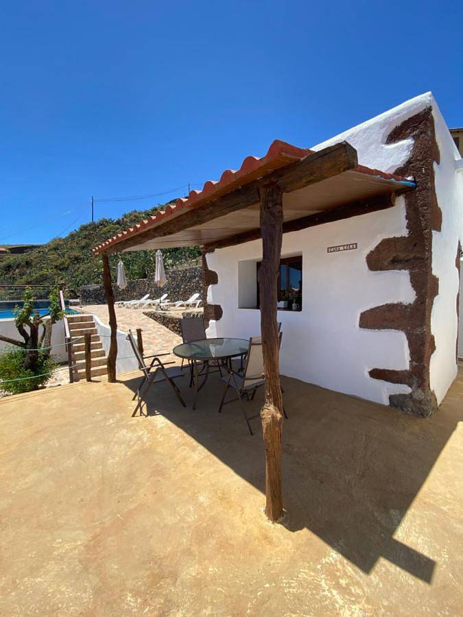 Casa para 4 personas, con vistas y jardín además de terraza y piscina en El Hierro