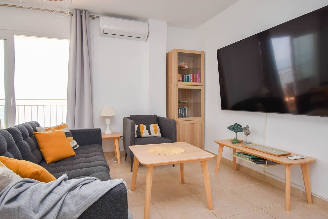 Apartamento entero, Piso en primera línea de playa con piscina e impresionantes vistas al mar in Torreblanca (Fuengirola), Fuengirola