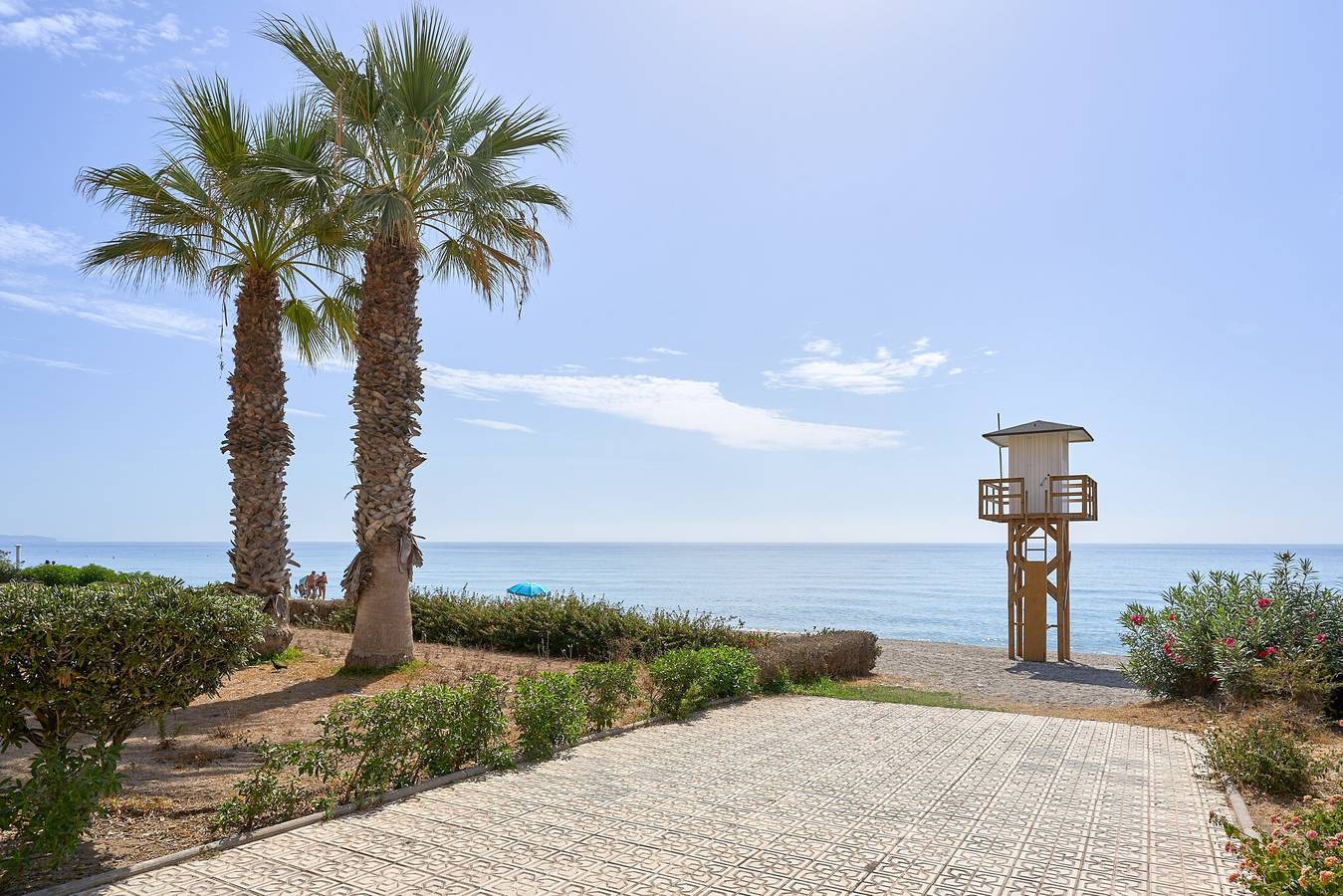 Appartamento intero, Appartamento per vacanze fronte mare con vista mare, terrazza coperta e Wi-Fi in Torrox Costa, Torrox
