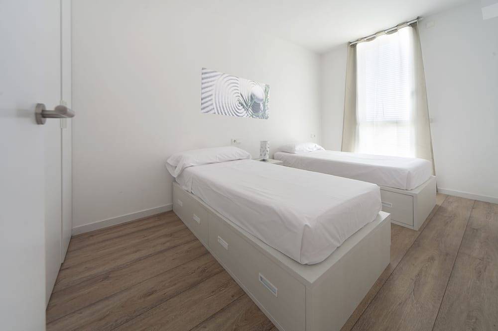 Moderne Doppelzweistöckige Villa mit privatem Pool in Can Pastilla, Palma