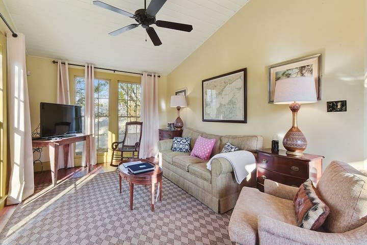 Vacation house for 4 people, with pool and balcony as well as yard in Mississippi