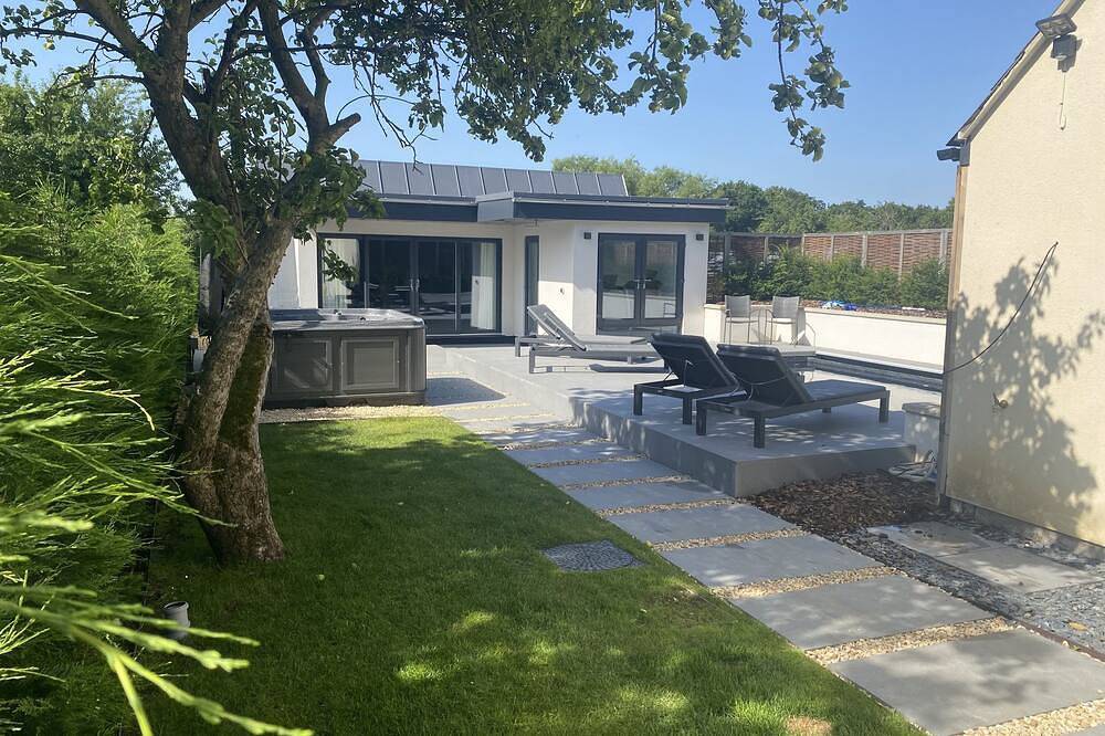 Secluded Pool House with private pool and hot tub. in Garsington, Oxfordshire