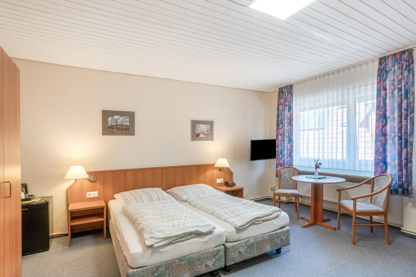 Kamer 'Doppelzimmer 5 Haupthaus' met gedeeld terras en wifi in Nessmersiel, Dornum