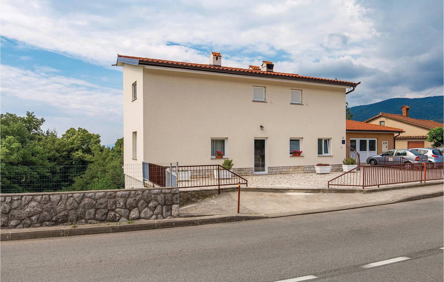 Ganze Ferienwohnung, Charmante 76 m² große Ferienwohnung mit Terrasse, WLAN und Parkplatz, in der Nähe von Kastav und der Küste in Općina Matulji, Opatija Riviera