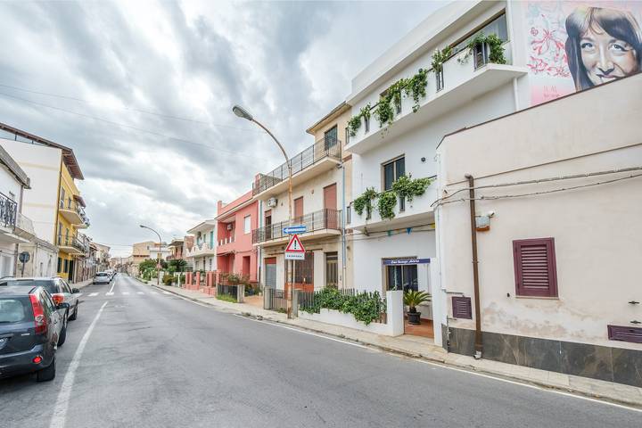 Entire apartment, Holiday Home 'Appartamento Marika' with Private Terrace, Wi-Fi and Air Conditioning in Pace del Mela, Messina Province