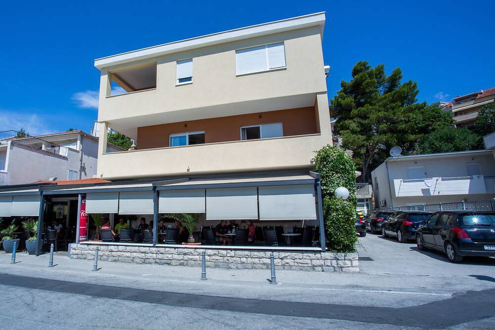 Ganze Wohnung, Modern apartment first row to the sea in Stobrec, Split-Dalmatien
