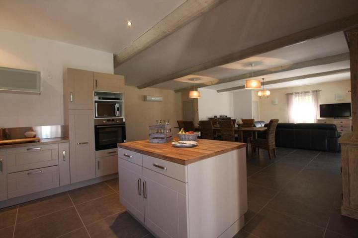 Location de vacances pour 8 personnes, avec vue ainsi que piscine et jardin à La Roque-Alric - 4