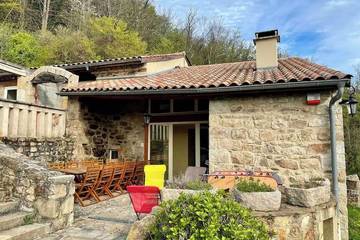 Gîte pour 10 personnes, avec jardin, animaux acceptés à Pélussin