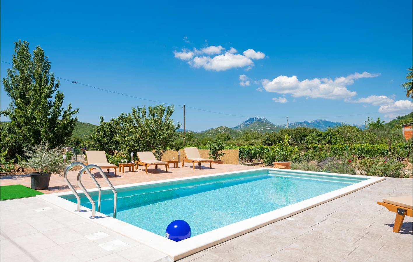 Geheel vakantieappartement, Vakantieappartement voor 6 personen met terras in Dalmatian Zagora