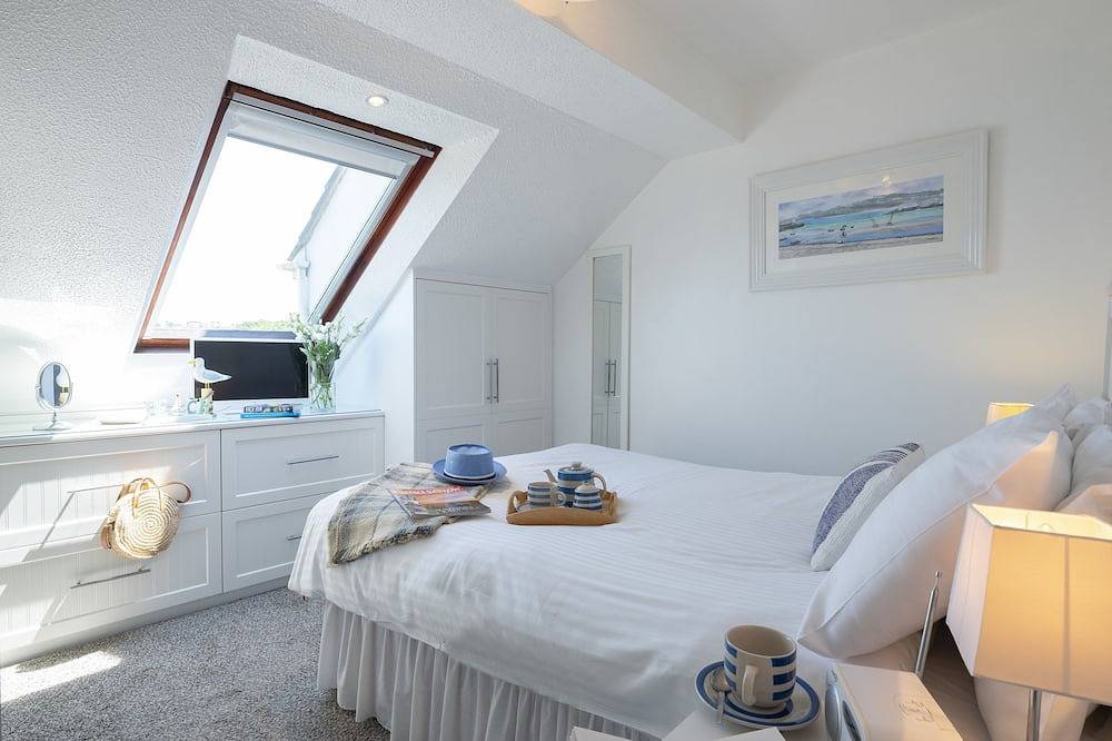 Entire apartment, Sea view apartment with balcony and gardens. Private path to the beach. in Carbis Bay, Cornwall