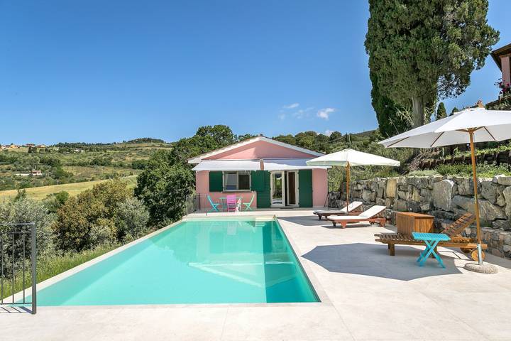 Vakantiehuis 'Casetta Maya' met zeezicht, wifi en airconditioning in Riparbella, Etruskische kust