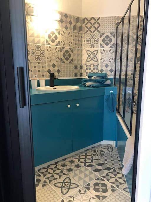 Appartement entier, Studio Moderne, Terrasse et Parking in Romans-sur-Isère, Région de Valence
