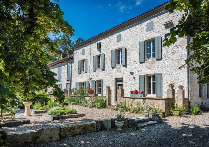 Location de vacances pour 10 personnes, avec Terrasse et Jardin ainsi que Piscine et Vue à Saint-Pierre-de-Buzet
