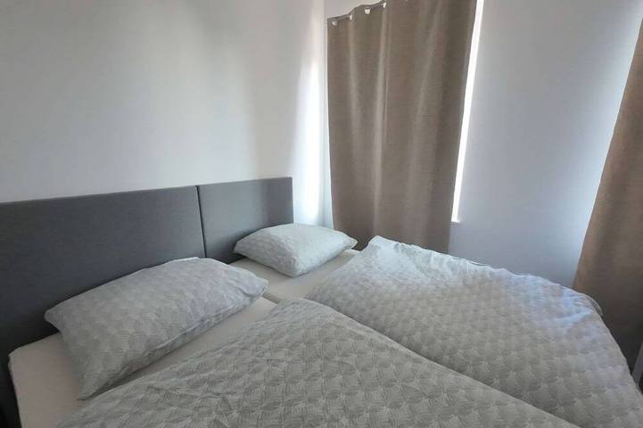 Ganze Wohnung, Maisonettewohnung mit zwei Schlafzimmern und einem Wohnzimmer in Solingen, Bergisches Land