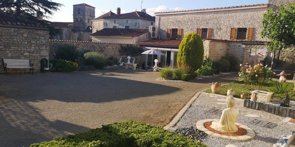 Location de vacances pour 6 personnes, avec Jacuzzi ainsi que Terrasse et Jardin à Saint-Angeau
