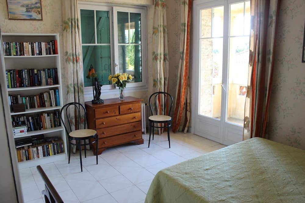 3 pieces dans villa avec piscine,  jardin et parking privatifs. Chiens acceptés. in Cagnes-sur-Mer, Côte méditerranéenne (France)