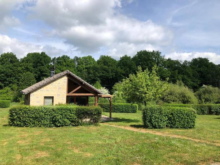 Location de vacances pour 4 personnes, avec Terrasse et Jardin ainsi que Bassin pour enfant et Piscine à Signy-le-Petit