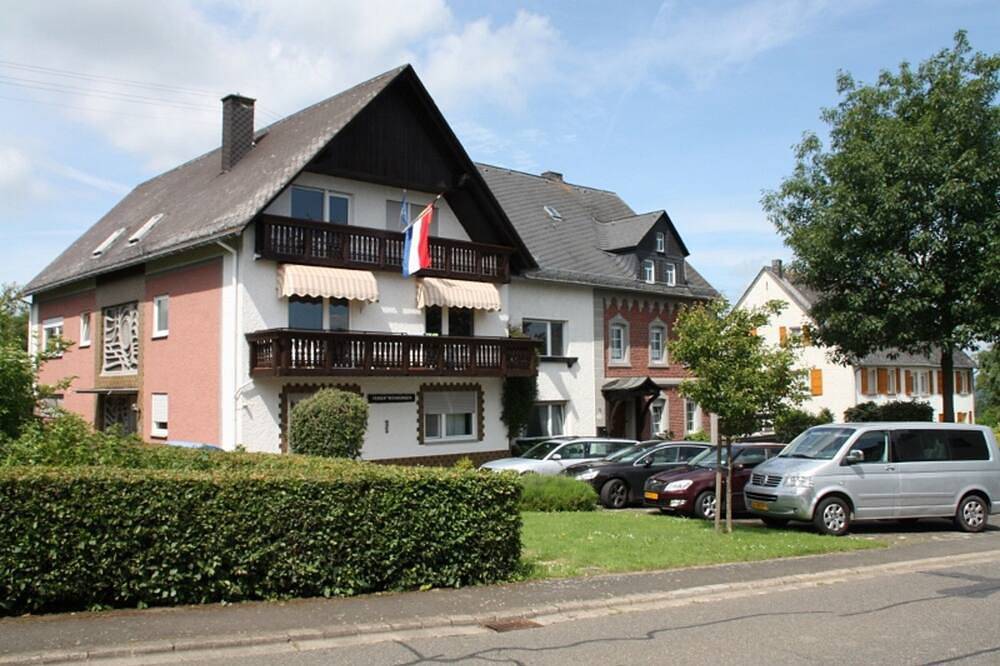 Entire apartment, Haus Buchholz apartment 4 for families and groups of multiple apartments. in Liesenich, Cochem-Zell