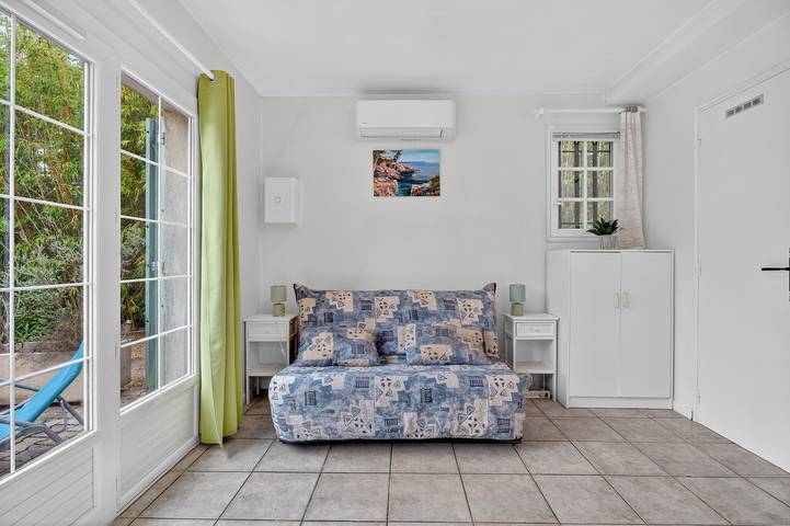 Entire studio, Var Hyères Studio by the Sea with Shared Garden, Balcony, and Air Conditioning in La Garde, Parc national Port-Cros