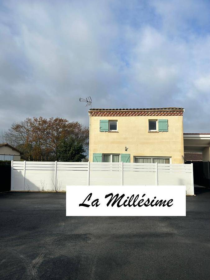 Two-Bedroom House in Saint-André-de-Cubzac, Région de Blaye
