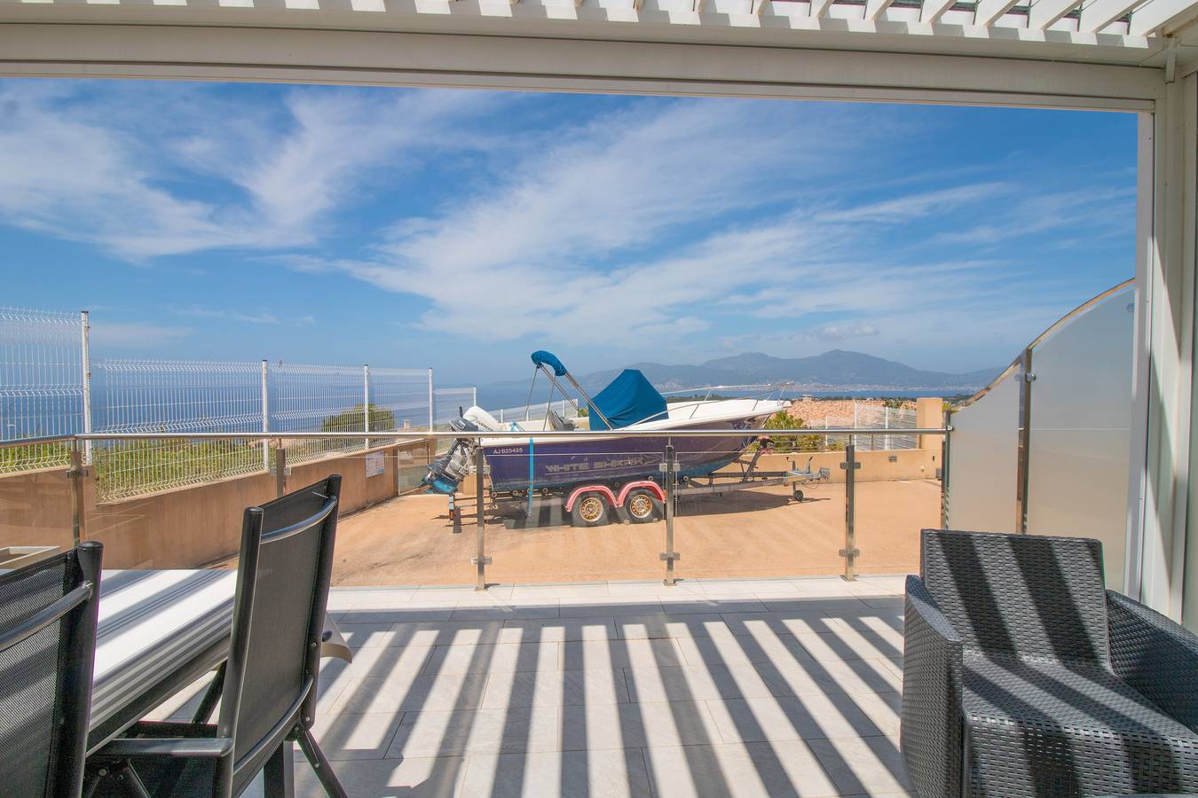 Ολόκληρο το διαμέρισμα, Apartment 'Splendide Grand Neuf' with Shared Pool, Private Terrace and Wi-Fi in Albitreccia, Αιάκειο