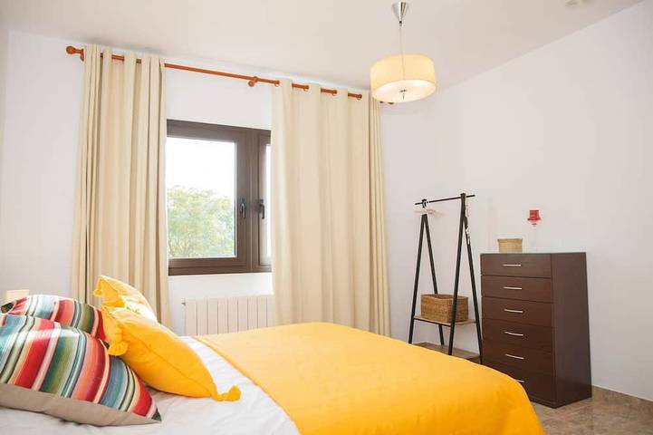 Location de vacances pour 9 personnes, avec jardin dans Llampaies - 2