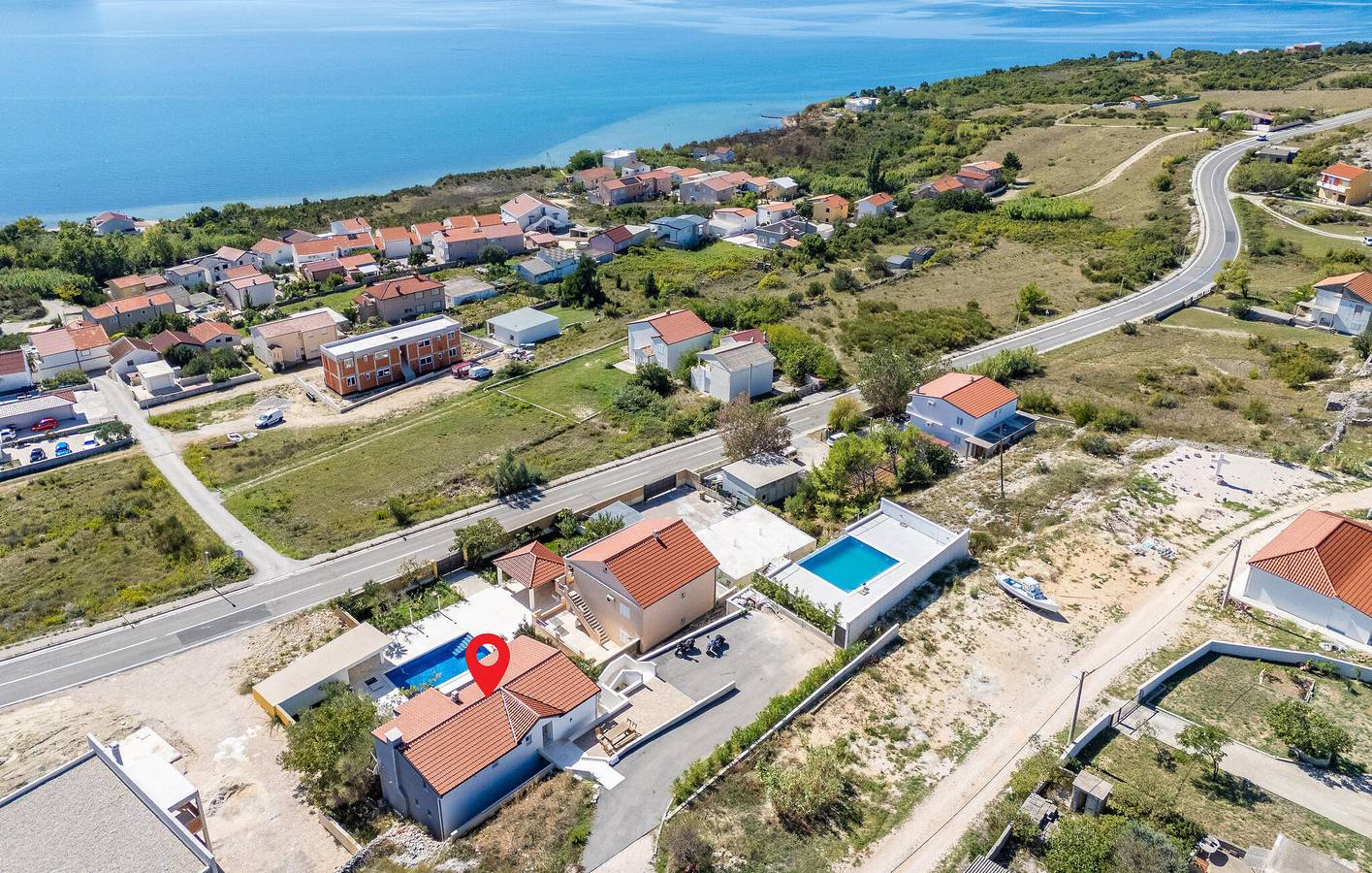 Apartment am Meer mit Pool, Terrasse und Parkplatz – 400 m bis zur Küste in Rtina, Zadar