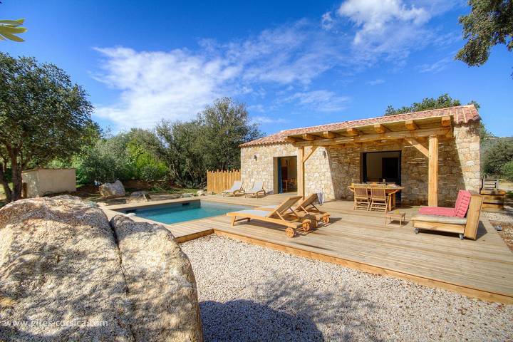 Gîte pour 4 personnes, avec Terrasse ainsi que Piscine et Vue à Speloncato