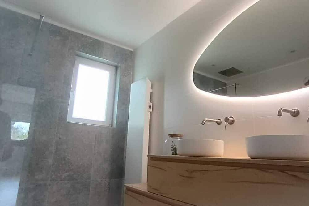House with swimming pool in the heart of Provence near Isle sur Sorgue in Velleron, Vaucluse