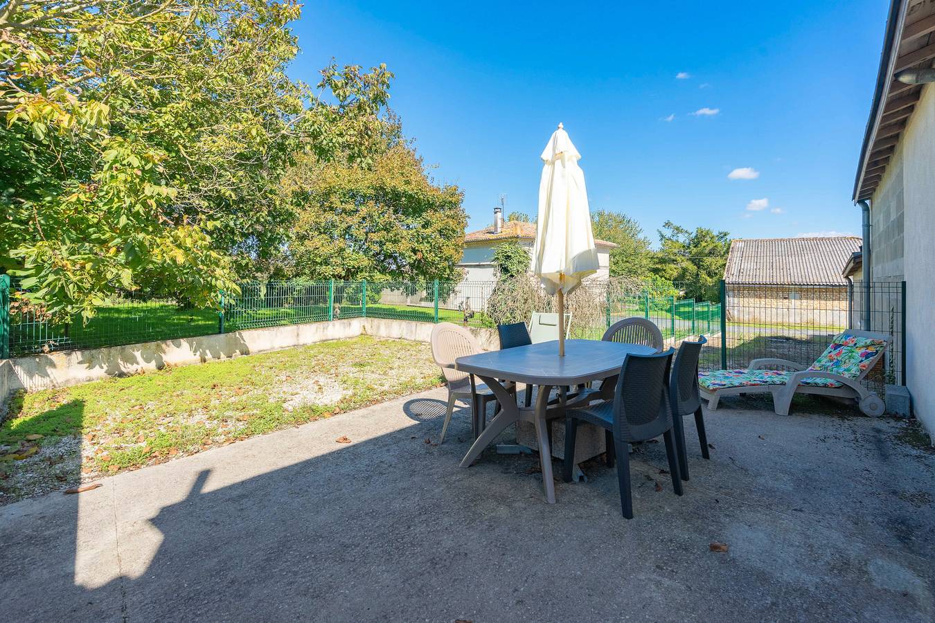 Maison de Vacances 'À La Campagne' avec Terrasse Privée, Jardin Commun et Wi-Fi in Allas-Bocage, Région de Jonzac