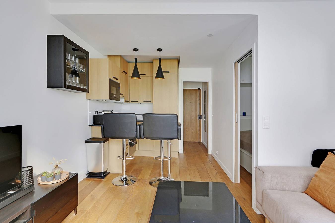 Entire apartment, Modern Brunel Classic 1 Bed Apt with Balcony in Paris in Paris, Ile de France