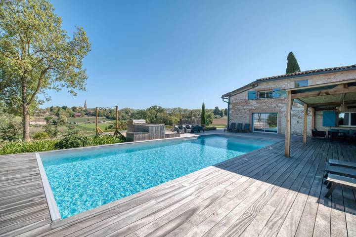 Gîte pour 14 personnes, avec sauna ainsi que jardin et vue sur le lac, animaux acceptés dans le Tarn-et-Garonne