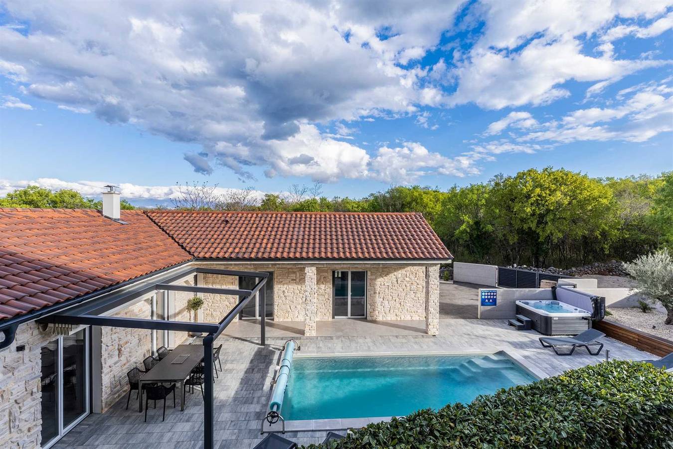 Villa Larra mit beheizten Pool & Whirlpool in Gostinjac, Krk