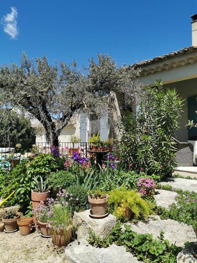 Location de vacances pour 2 personnes, avec vue et jardin ainsi que piscine et balcon à Eyragues - 3