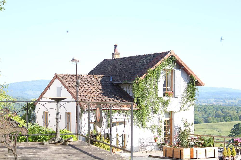 Entire apartment, Living on clouds in the great expanse of southern Morvan in Saint-Didier-sur-Arroux, Autun region