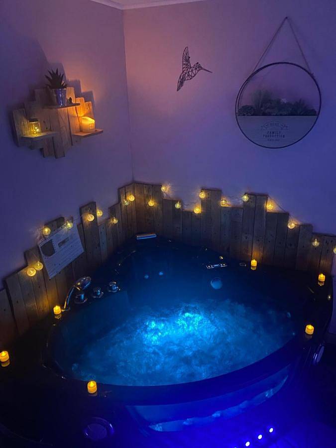 Double Room with Spa Bath in Uzerche, Région de Tulle