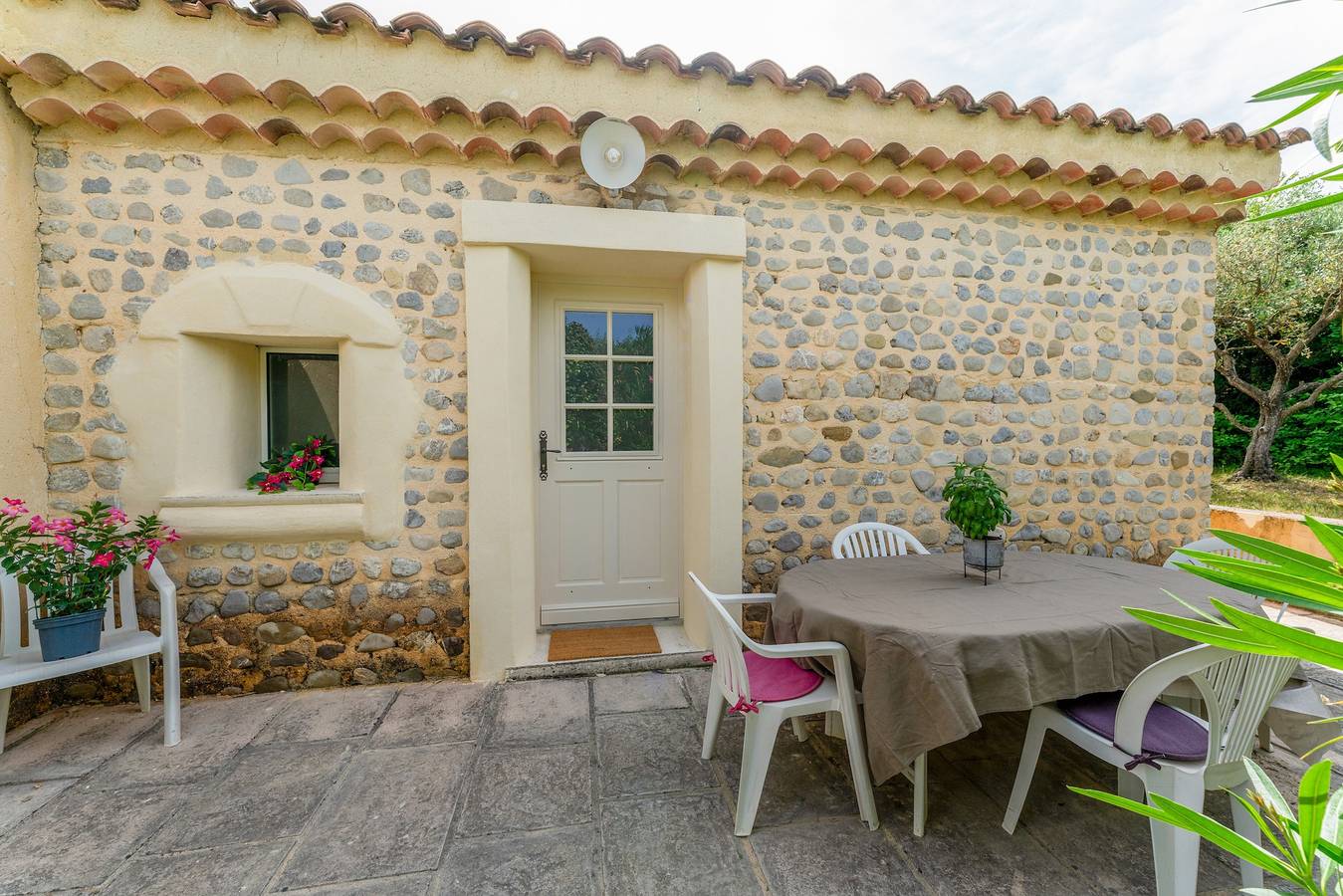 Apartamento entero, Gîte 'Gite Du Petit Bois' con piscina compartida, Wi-Fi y aire acondicionado in Villedieu, Vaucluse