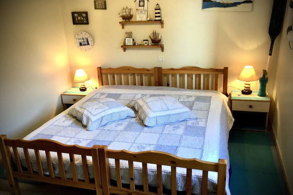 Appartement entier, Appartement dans maison de pêcheur situé à 20 mètres de la plage ! in Binic, Côte de Goëlo