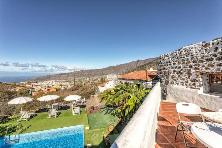 Casa rural para 2 personas, con piscina además de jardín y vistas, Se admiten mascotas en La Palma