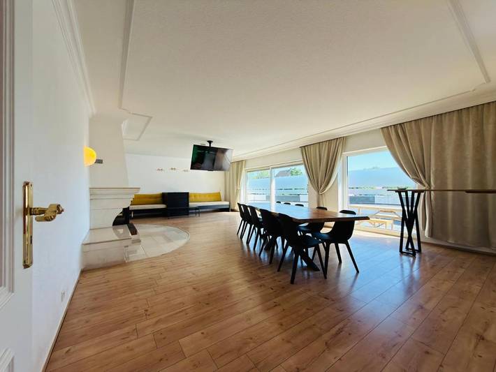 Ferienwohnung für 10 Personen, mit Balkon und Terrasse sowie Ausblick in Monheim am Rhein