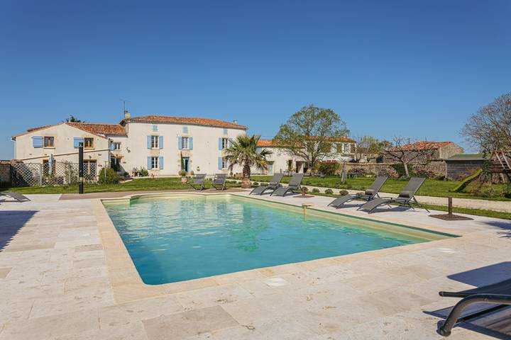 Location de vacances pour 12 personnes, avec Jacuzzi ainsi que Jardin et Bassin pour enfant à La Croix-Comtesse