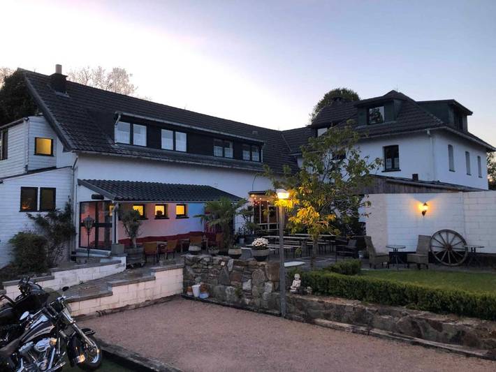 Location de vacances pour 40 personnes, avec sauna ainsi que jardin et vue, animaux acceptés à Amblève