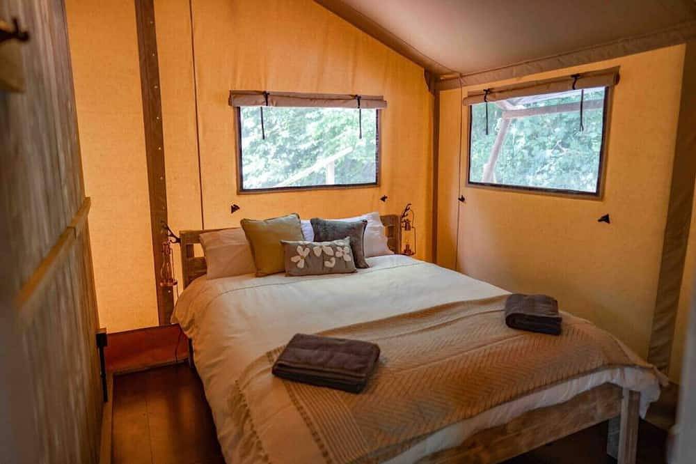 Lower Coombe Royal- Orchard Lodge with Hot Tub in Churchstow, South Devon