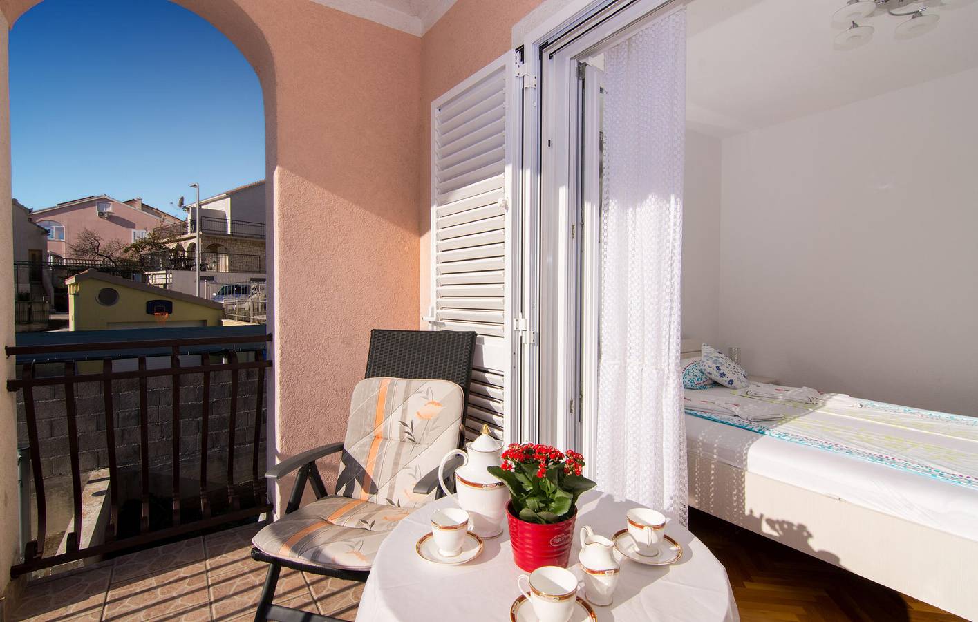 Ganze Ferienwohnung, Reizendes Apartment mit Meerblick in der Nähe des Strandes Uvala Bočići, mit Terrasse und Parkplatz in Okrug Gornji, Ciovo